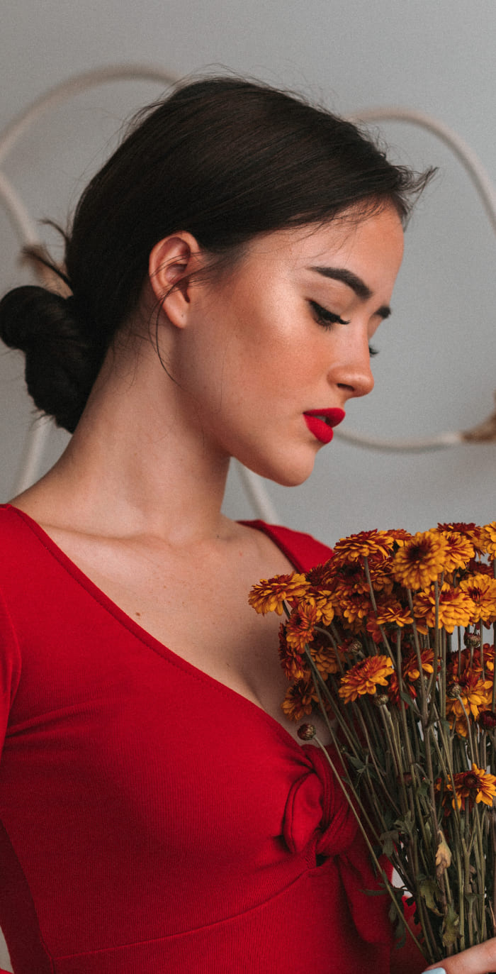Frau in rotem Kleid mit gelben Blumen